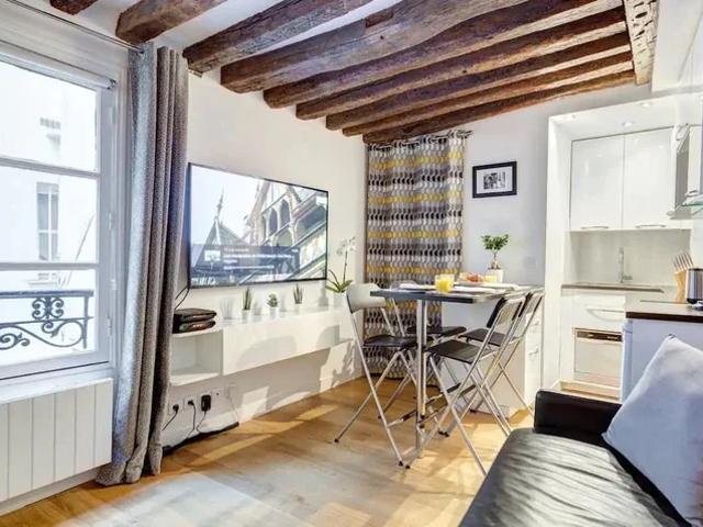 Location Appartement Rue des Rosiers, Paris