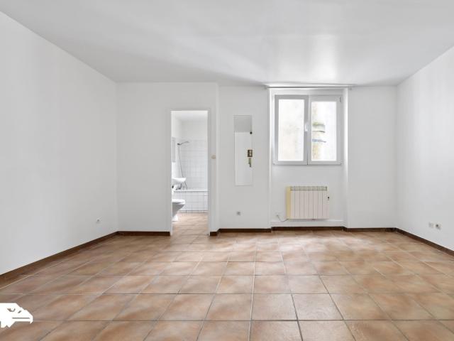 Location Appartement Rue des Rosiers, Paris
