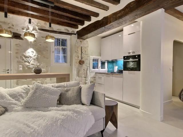 Location Appartement Rue des Rosiers, Paris