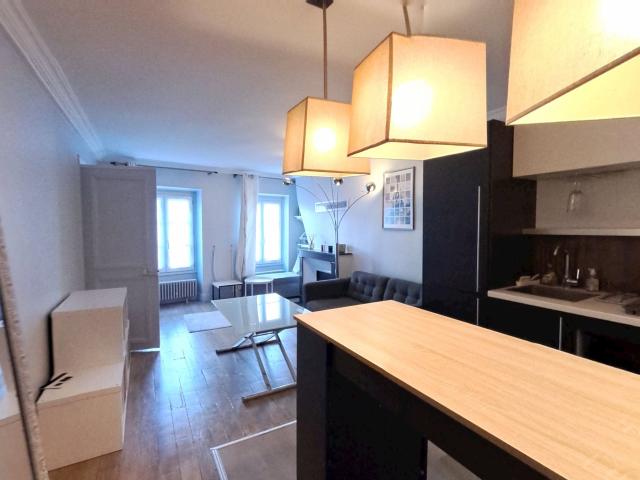 Location Appartement Rue des Saussaies, Paris