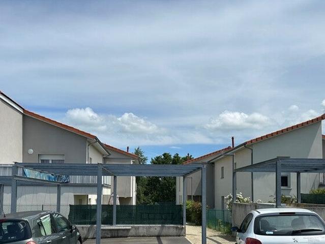 Location Appartement Rue des Treilles, Vic le Comte