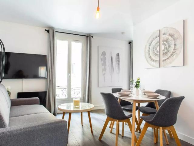 Location Appartement Rue des Trois Frères, Paris