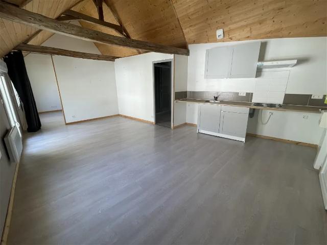 Location Appartement Rue du Commerce, Descartes