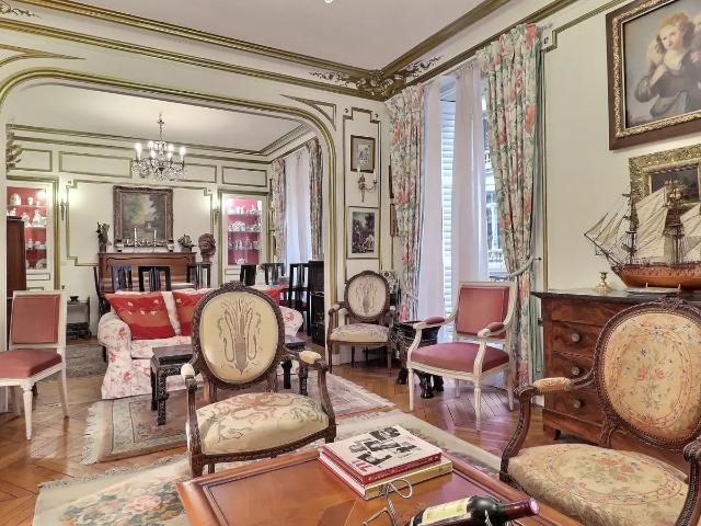 Location Appartement Rue du Rocher, Paris