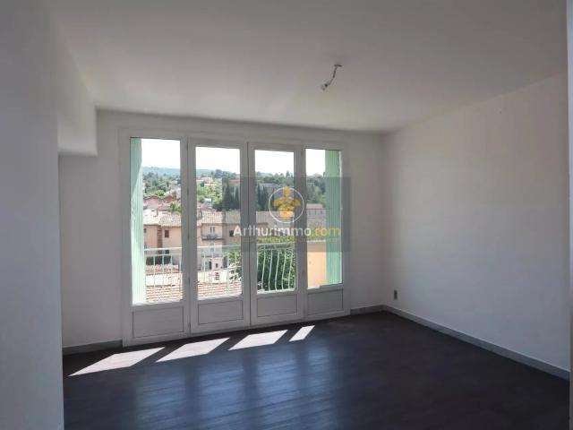 Location Appartement Rue du Vieux Sextier, Avignon