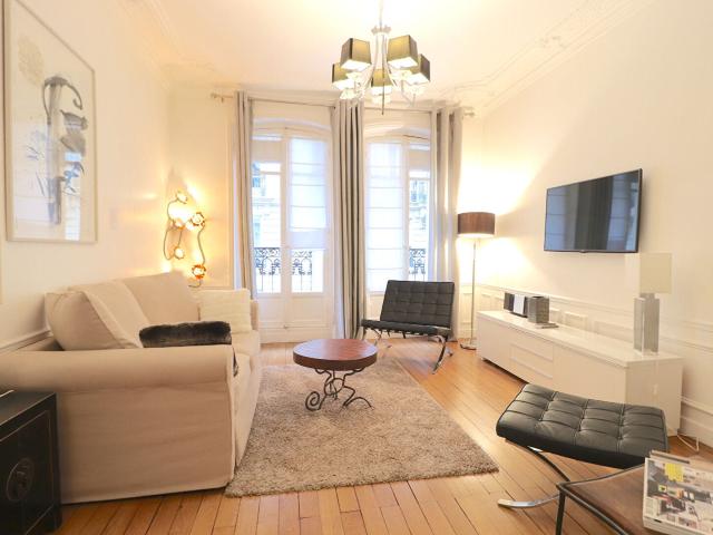 Location Appartement Rue Faraday, Paris
