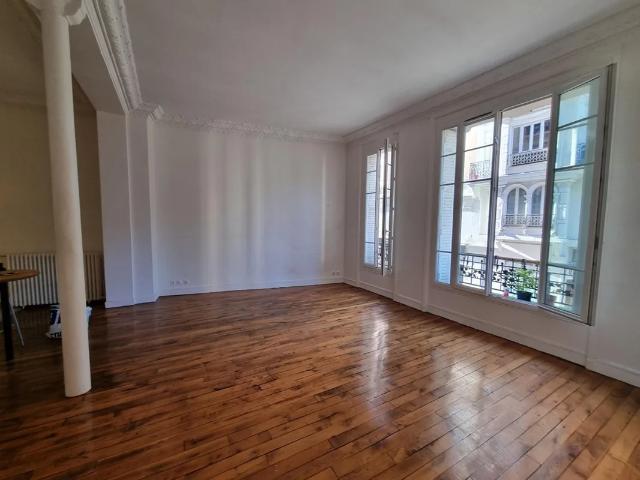 Location Appartement Rue Jeanne d'Arc, Paris