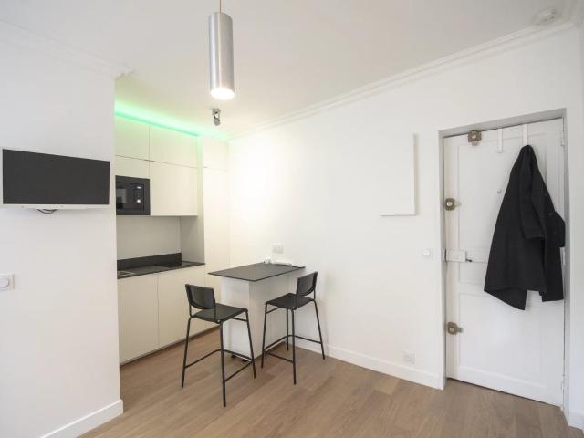 Location Appartement Rue La Bruyère, Paris