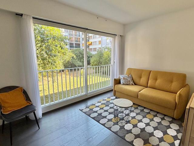 Location Appartement Rue Lasson, Paris