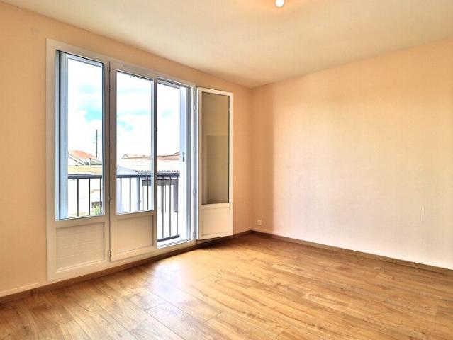 Location Appartement Rue Montaigne, Saint Julien les Villas