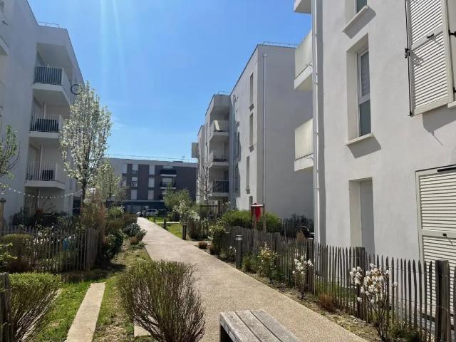 Location Appartement Rue Madeleine Perrinot, Bondoufle