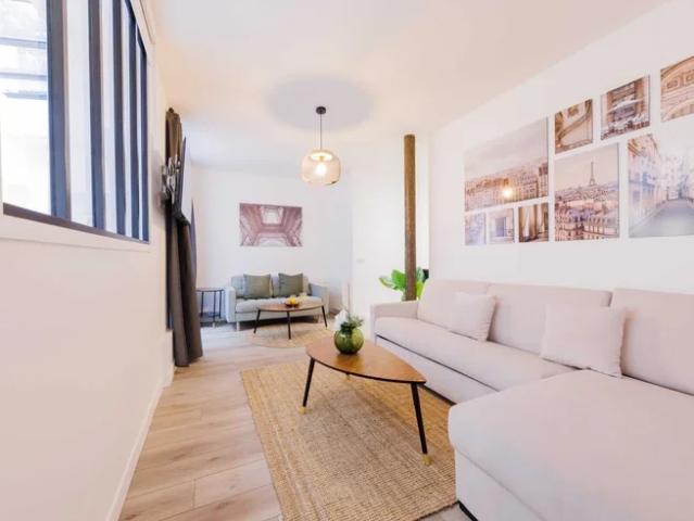 Location Appartement Rue Marguerite de Rochechouart, Paris