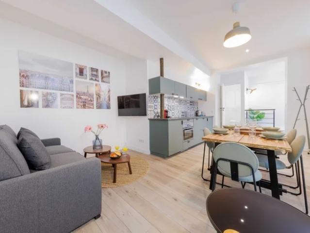 Location Appartement Rue Marguerite de Rochechouart, Paris