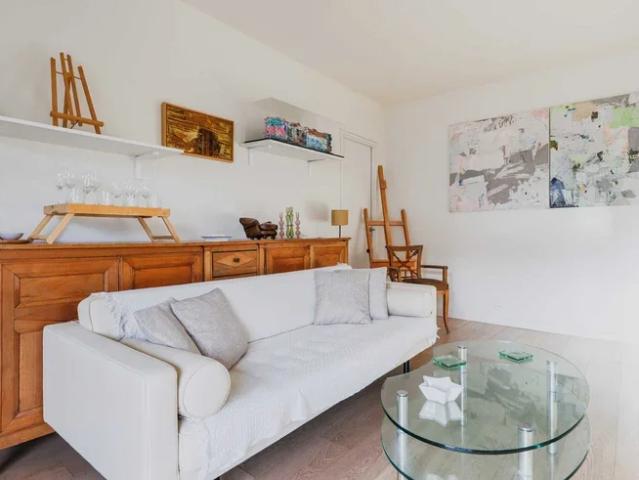 Location Appartement Rue Mesnil, Paris
