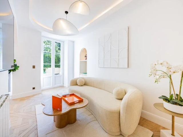 Location Appartement Rue Norvins, Paris