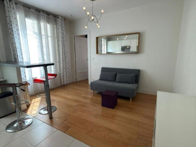 Location Appartement Rue Saint Bruno, Paris
