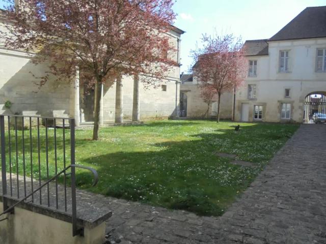 Location Appartement Rue Saint Pierre au Marché, Laon