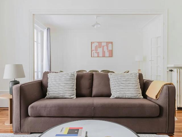 Location Appartement Rue Saint Romain, Paris
