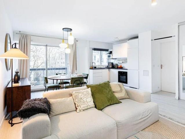 Location Appartement Rue Pierre Bourdan, Paris
