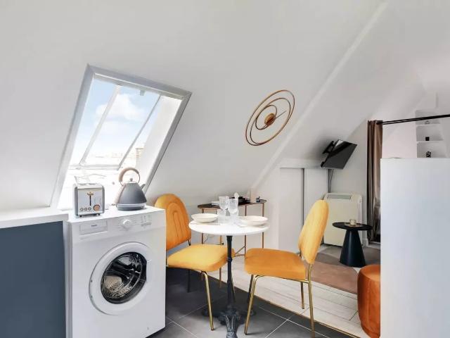 Location Appartement Rue Pierre Charron, Paris