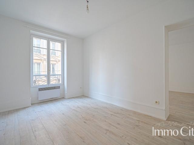Location Appartement Rue Rennequin, Paris