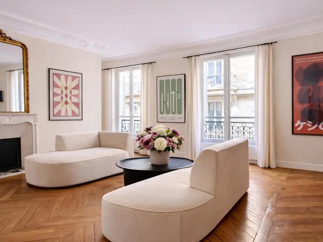 Location Appartement Rue Rennequin, Paris
