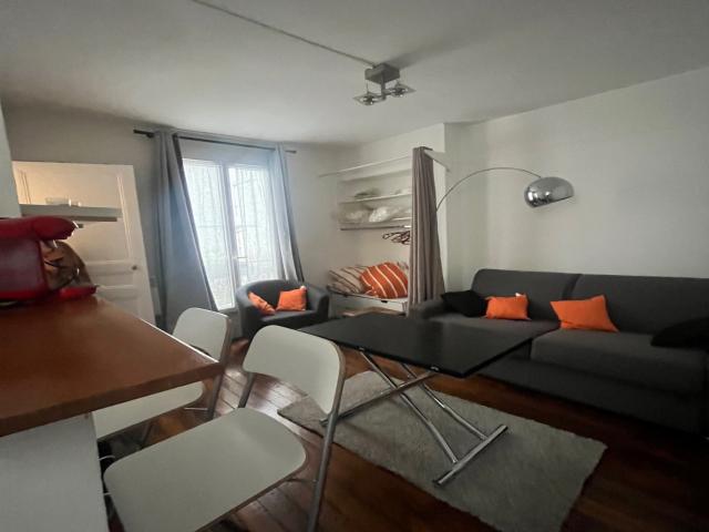 Location Appartement Rue Tholozé, Paris