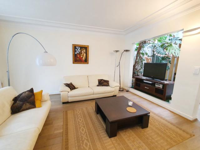 Location Appartement Rue Vernet, Paris