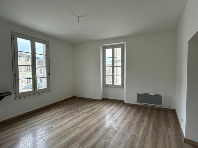 Location Appartement Rue Victor Hugo, Barbezieux Saint Hilaire