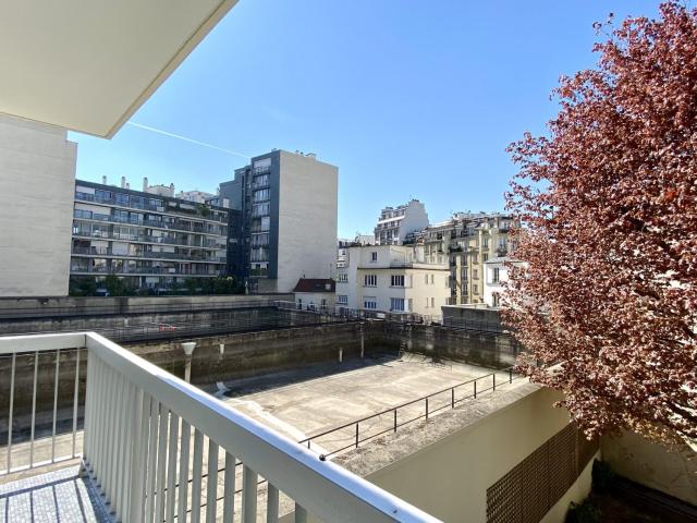 Location Appartement Rue Yvart, Paris