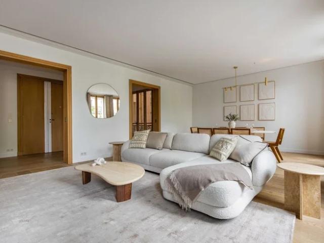 Location Appartement Sortie Parking Place Victor Hugo, Paris