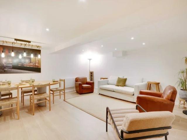 Location Appartement Square Pétrarque, Paris