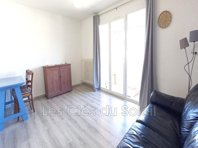Location appartement studio 27 m² Hyères