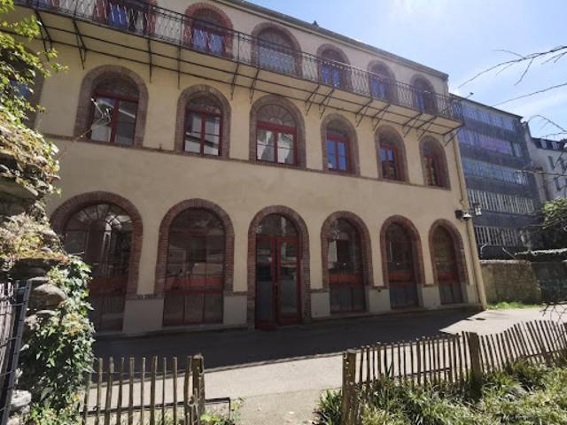 Location Autre 350 m2 Pau