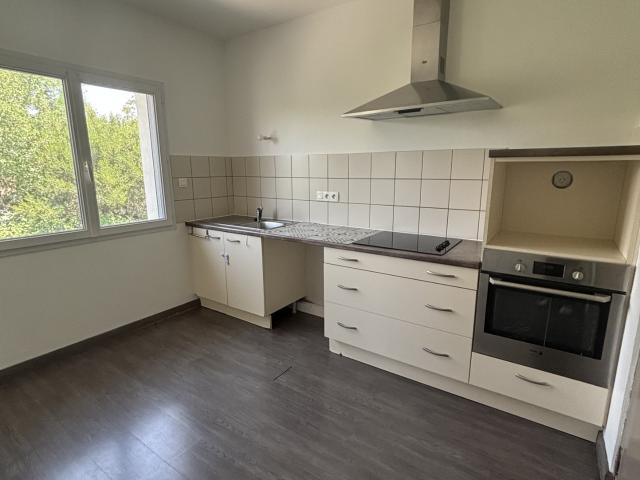 Location BAZIEGES / AYGUEVIVES APPARTEMENT DE TYPE 4 DANS PAVILLON AU PREMIER ETAGE AVEC PETITE TERRASSE ET ESPACE JARD