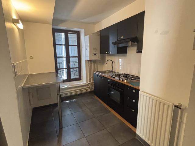 Location BEL APPARTEMENT T3 LUMINEUX DE 90 M² CENTRE VILLE AU PREMIER ETAGE LIBRE AU 06/08/2026