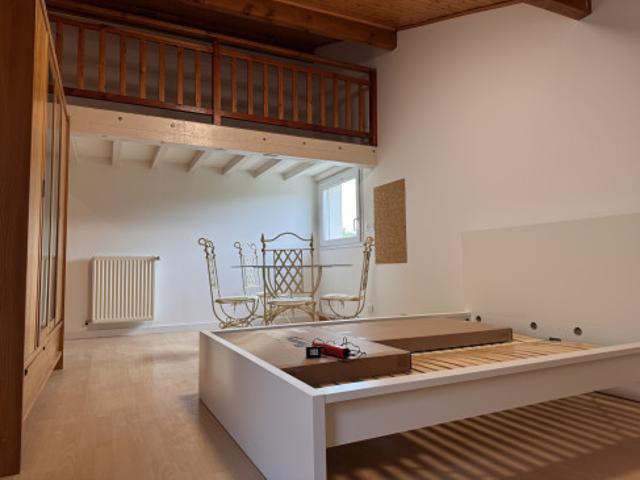 location belle grande logement rénovée avec mezzanine, grande cuisine, SdB privative et piscine