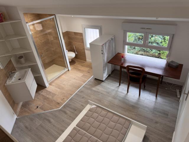 location belle logement rénovée avec grande cuisine, SdB/WC privatifs et piscine