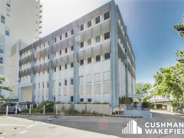 Location bureaux Marseille 8 Quartier Bonneveine proche bus et A50