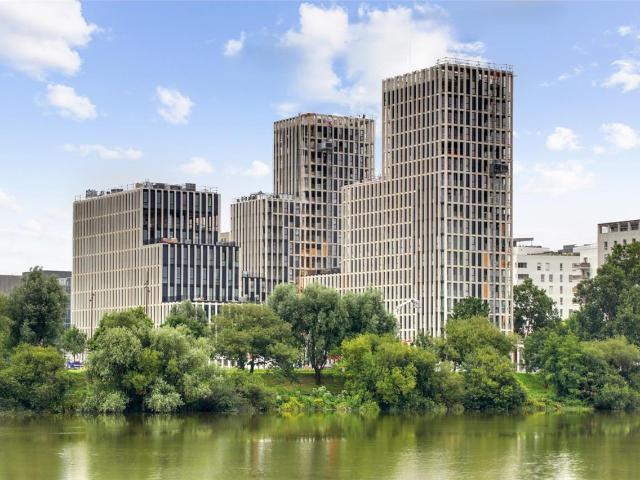 Location bureaux Nantes Ile de Nantes Vue Loire, tram et Transilien