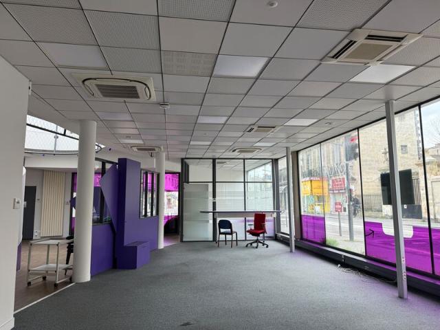 Location bureaux Bordeaux St Genès Tram B en pied d'immeuble