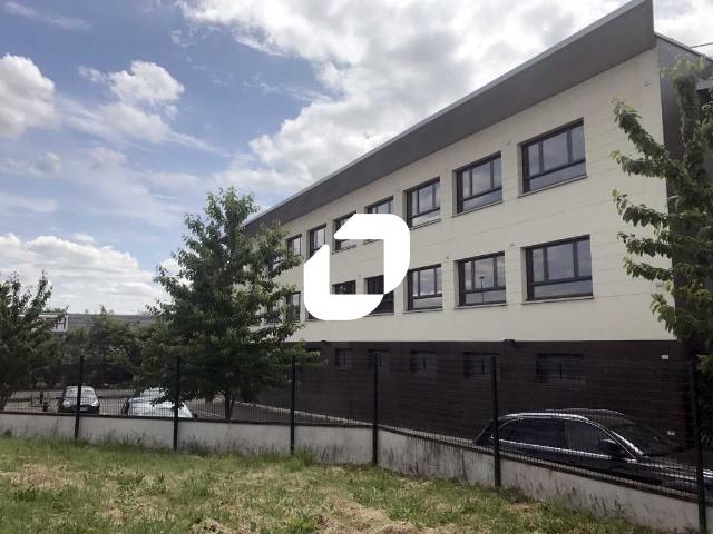 Location bureaux Chanteloup les Vignes, proche RER et SNCF, ascenseur et parking