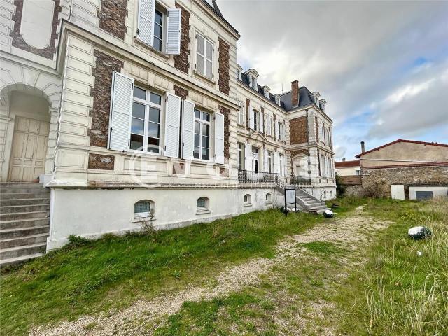 Location bureaux Corbeil Essonnes Proche RER D, bus et autoroutes