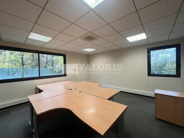 Location bureaux Ecully Parc sécurisé, proche A6 et bus TCL