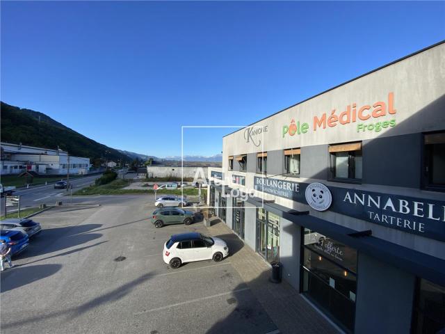 Location bureaux Froges Accès autoroutier et terrasse