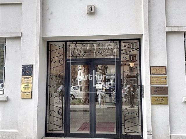 Location bureaux Grenoble centre Tram Chavant en pied d'immeuble