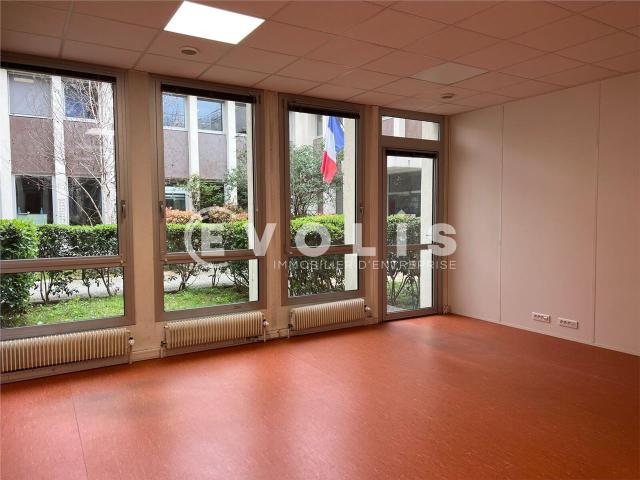 Location bureaux Paris 13 Proche RER C, métro 14 et bibliothèque Mitterrand
