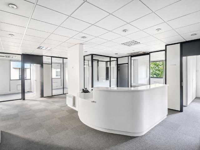 Location bureaux Paris 20 Proche Nation, RER et tramway