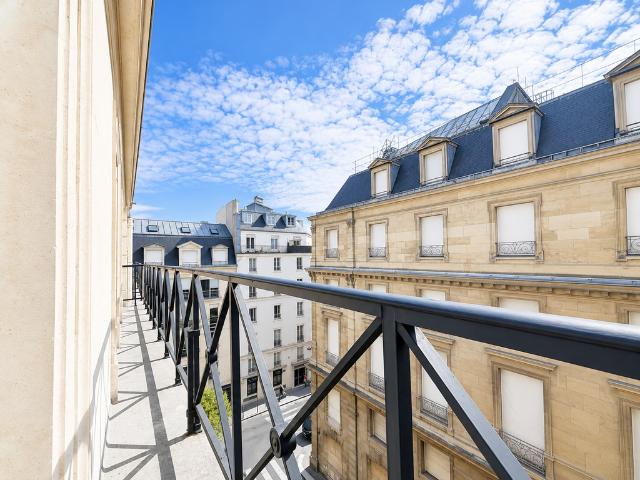 Location bureaux Paris 2 Opéra Pyramides, étage élevé avec balcon