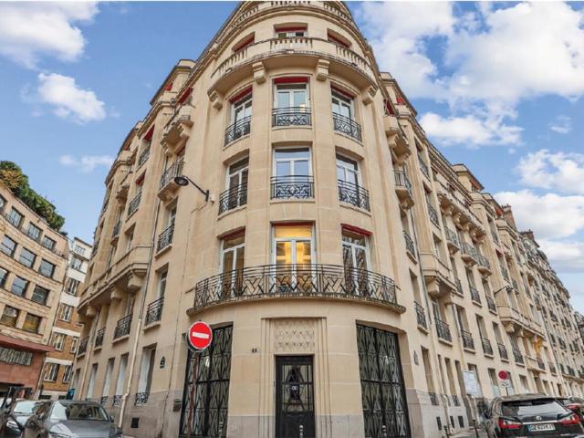Location bureaux Paris 8 Proche Métro George V et RER Charles de Gaulle Etoile